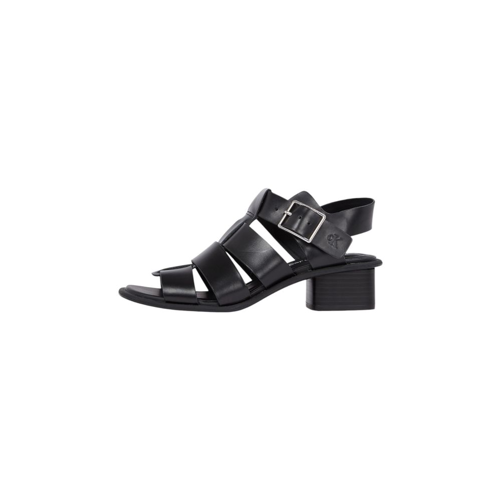 Sandales plates en polyester noir de Calvin Klein Jeans, visibles avec bride large et semelle confortable.