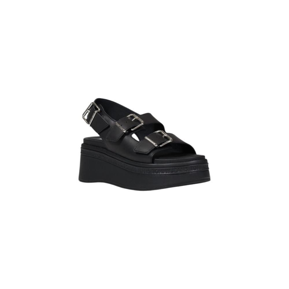 Sandales plates en cuir noir Tommy Hilfiger Jeans, ouvertes avec bride à la cheville et semelle plateforme.