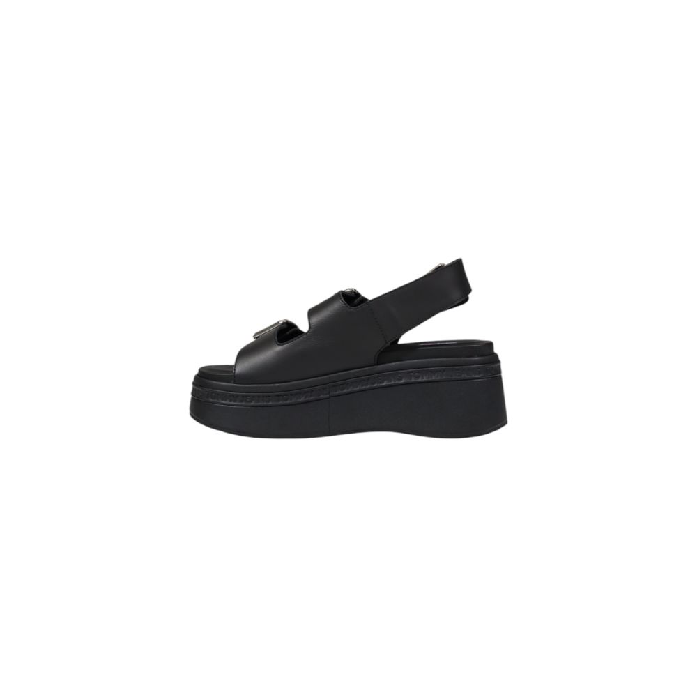 Sandales à plateforme en cuir noir Tommy Hilfiger Jeans, ouvertes avec bride à la cheville et semelle épaisse.