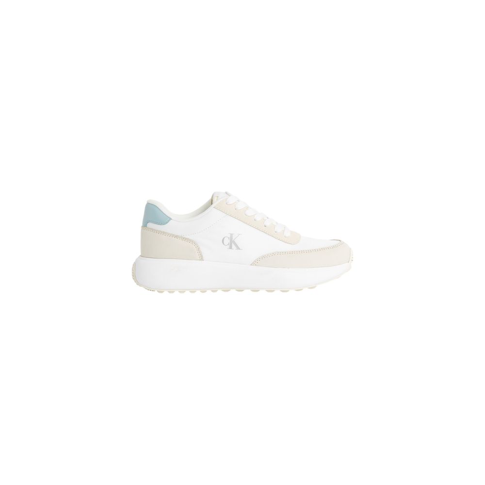 Chaussures sport en cuir beige de Calvin Klein Jeans, baskets athlétiques élégantes avec semelle blanche et design moderne.
