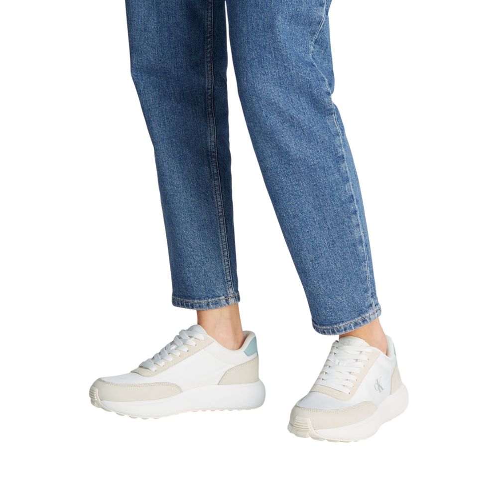 Sneakers athlétiques en cuir beige de Calvin Klein Jeans avec semelles blanches et design moderne.