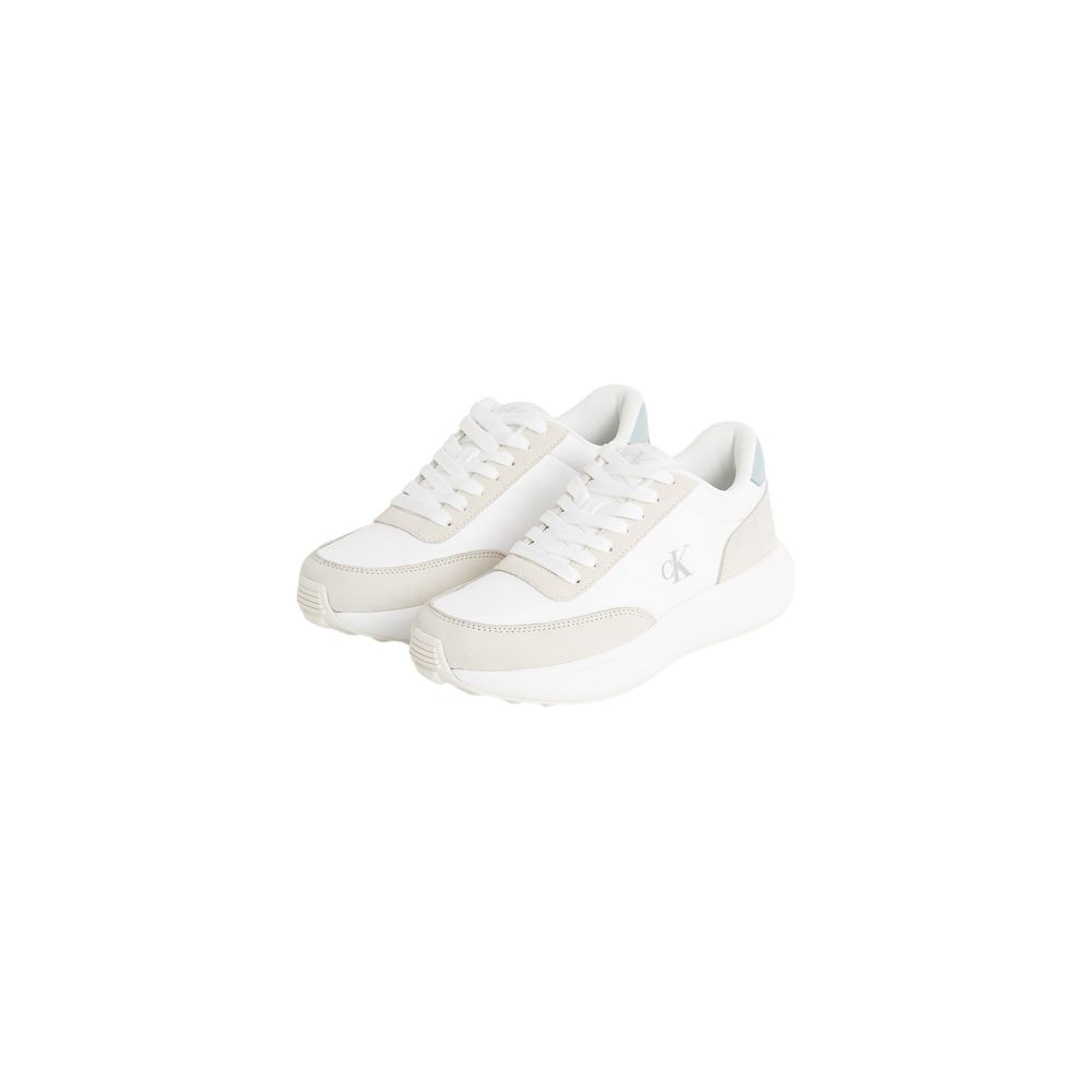 Sneakers athlétiques en cuir beige de Calvin Klein Jeans, avec lacets et design sportif visible sur l'image.