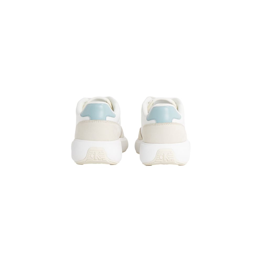 Chaussures de sport en cuir beige Calvin Klein Jeans, baskets athlétiques élégantes avec semelle blanche et design moderne.