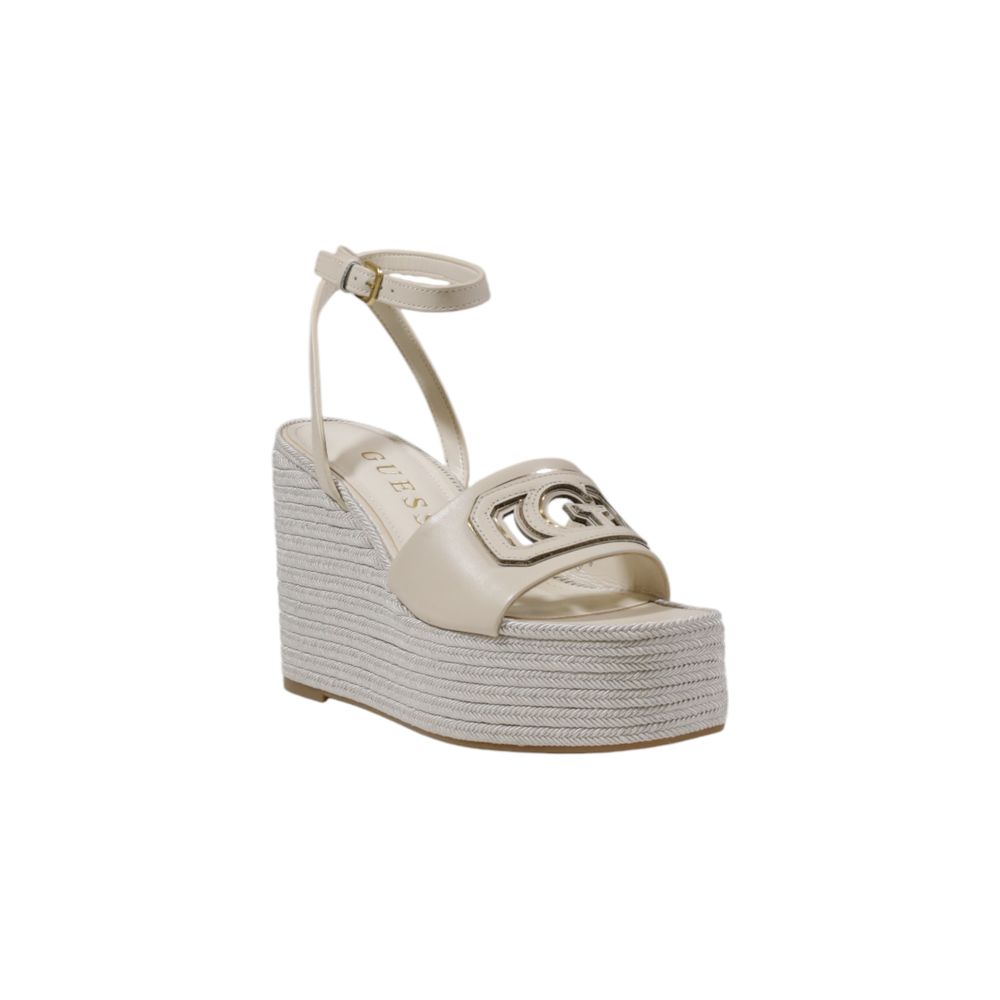 Escarpins beige en synthétique de la marque Guess, talons hauts élégants et sophistiqués, visibles dans l'image.