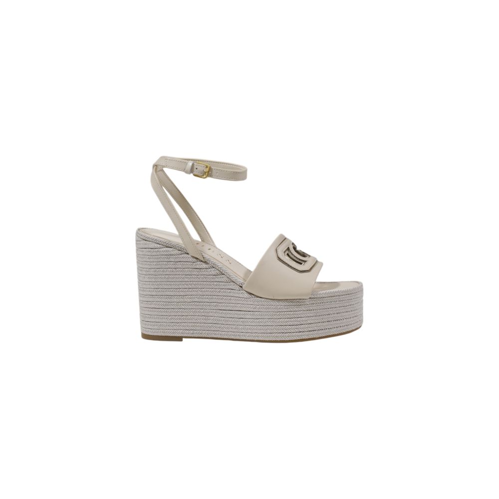 Escarpins beige en synthétique de la marque Guess, talons hauts élégants pour femmes.