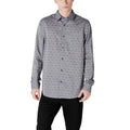 Chemise grise Guess en coton avec col classique et boutons, vue de face.