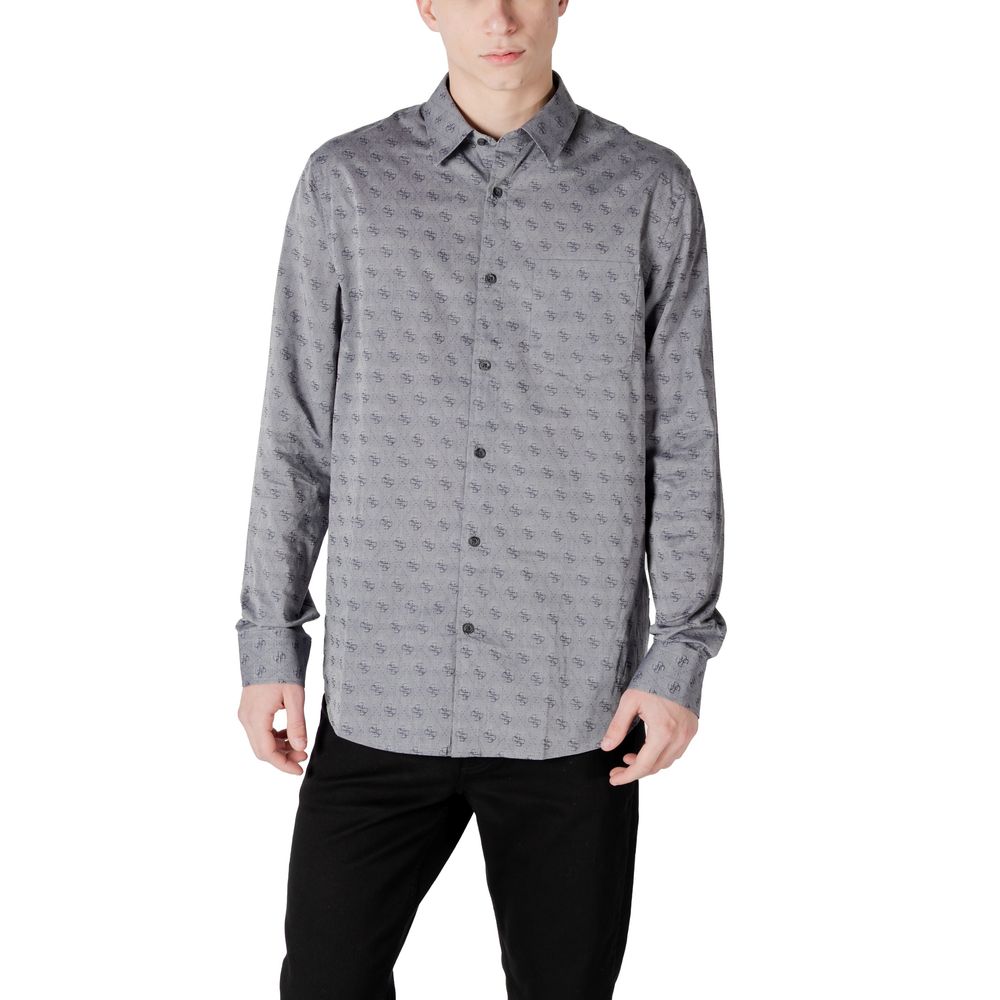 Chemise grise Guess en coton avec col classique et boutons, vue de face.