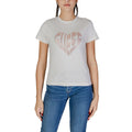 T-shirt en coton Guess Active de couleur unie, coupe classique, logo Guess sur la poitrine, porté par un mannequin.