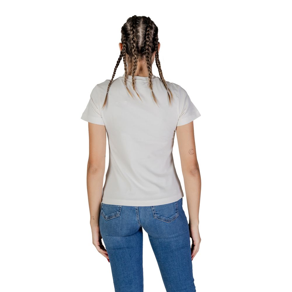 T-shirt en coton Guess Active, coupe classique, couleur blanche, logo Guess imprimé sur la poitrine, porté sur mannequin.