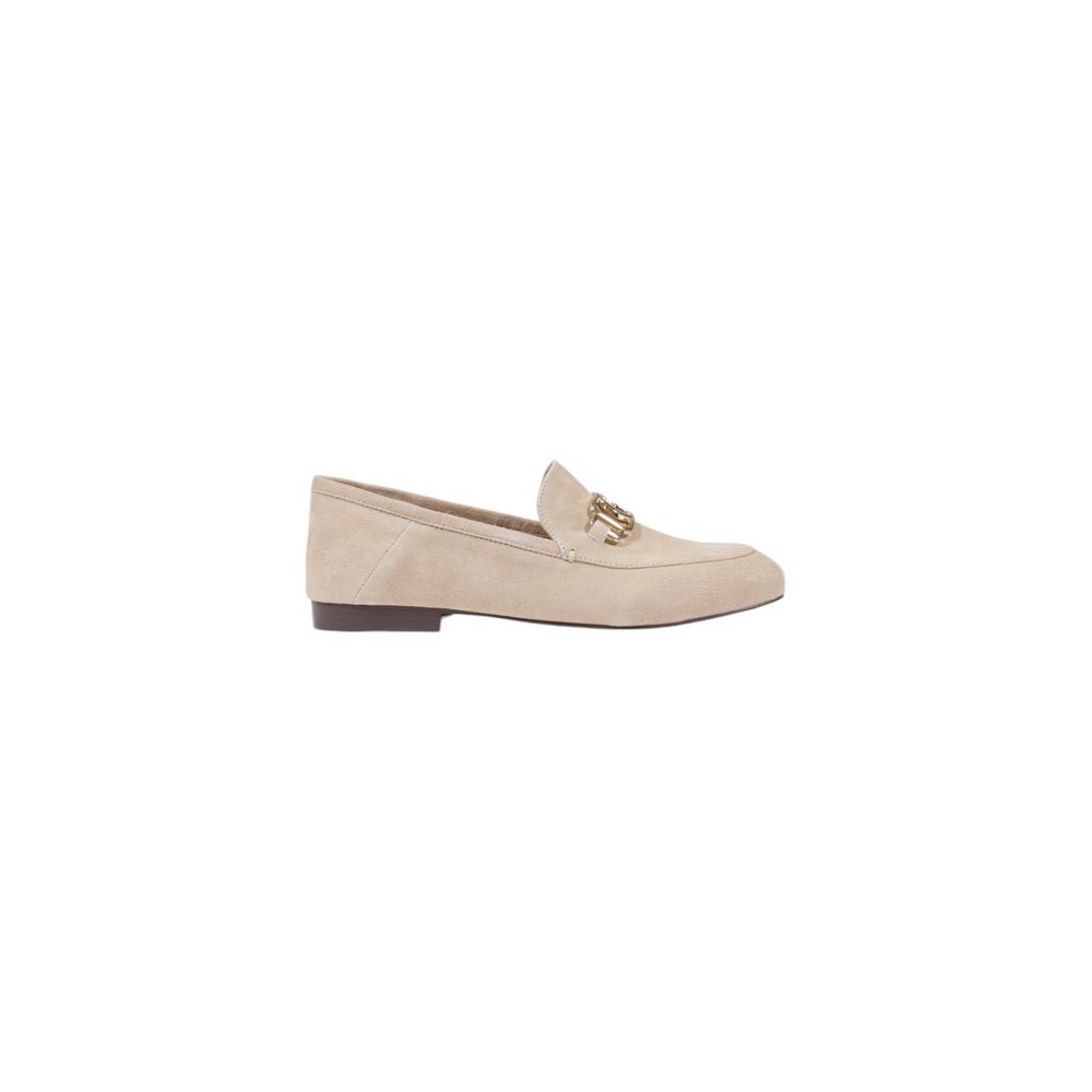Chaussures à talons compensés en cuir beige de Guess, élégantes et tendance, visibles avec détails de la plateforme.
