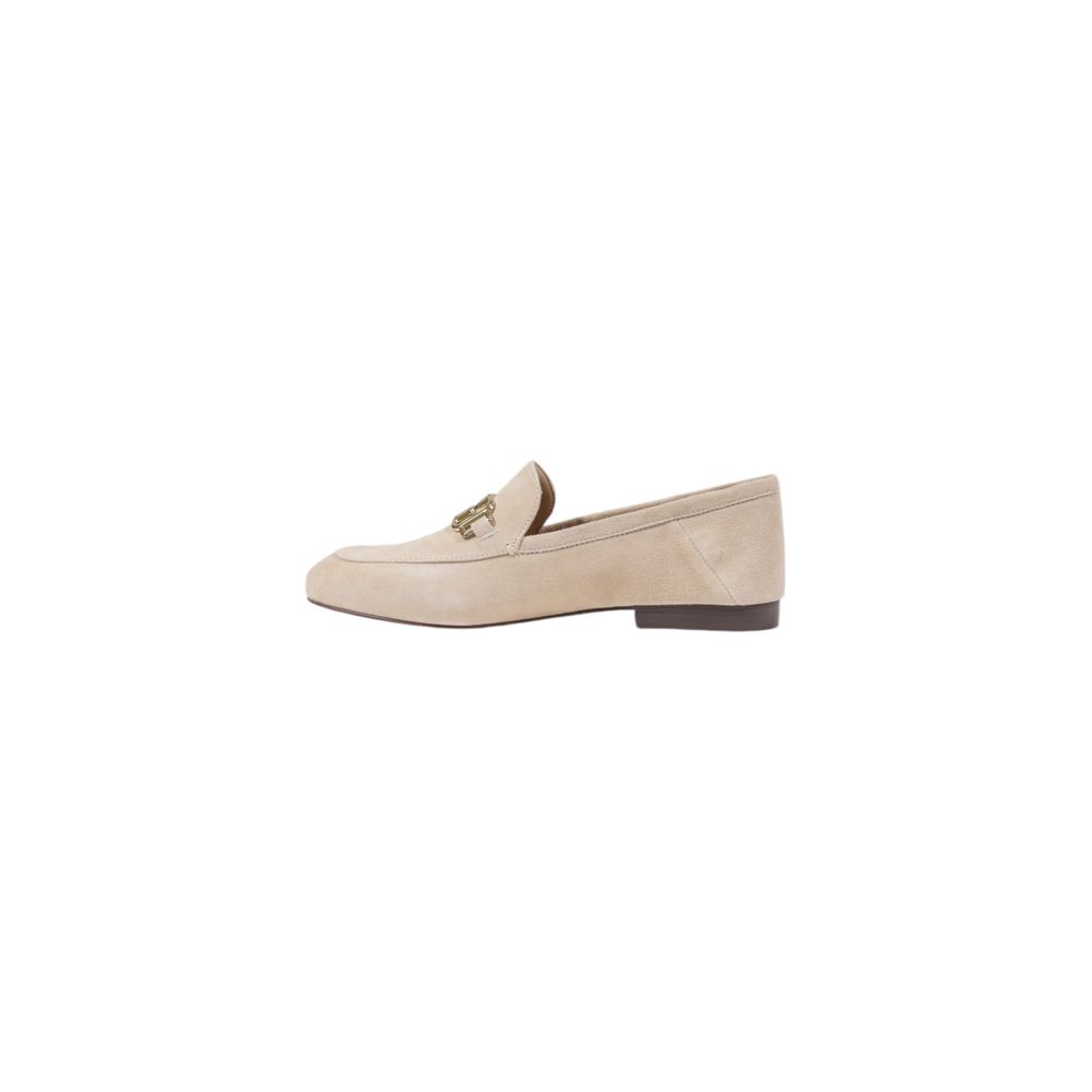 Escarpins plateforme en cuir beige de marque Guess, avec talons hauts et design élégant.