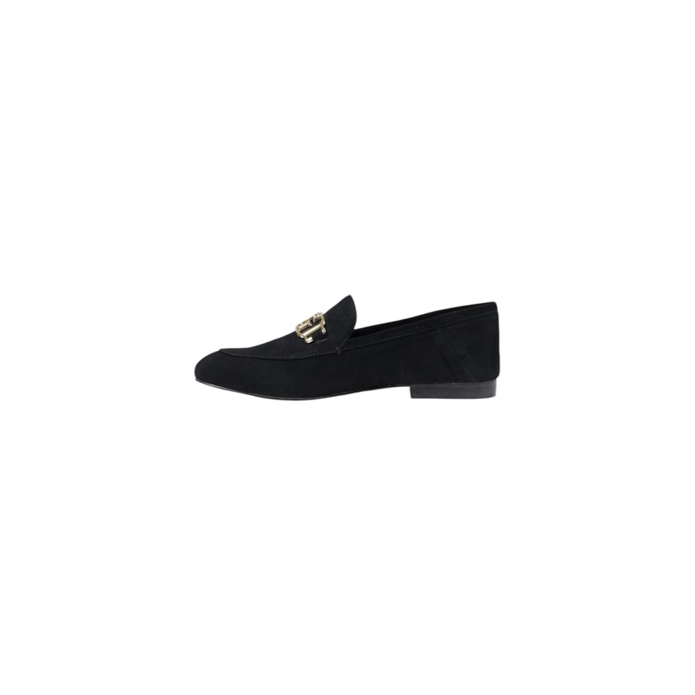 Escarpins à plateforme en cuir noir de Guess, style élégant avec talons hauts et finition lisse, visibles sur l'image.