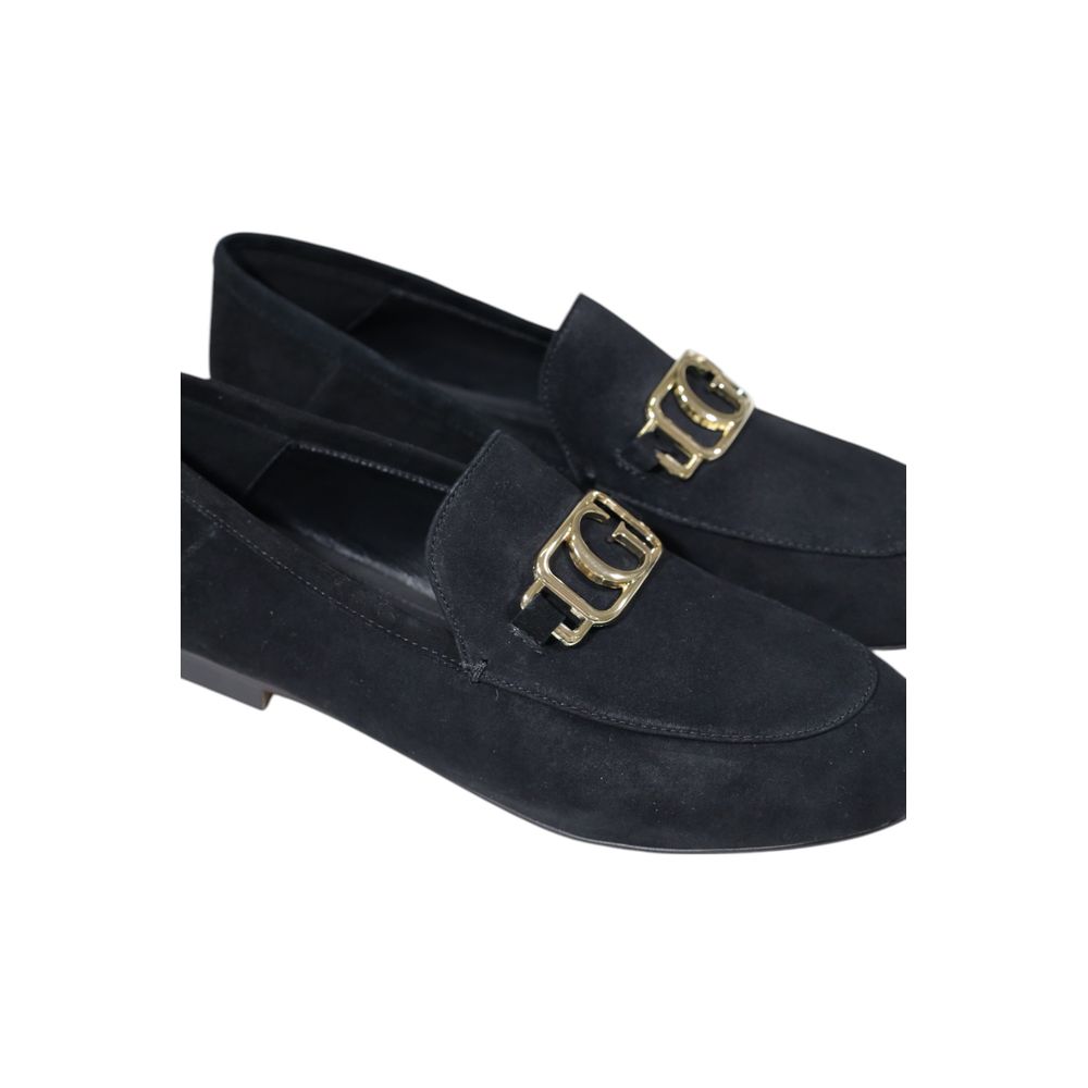 Escarpins à plateforme en cuir noir Guess, talons hauts, design élégant, pour femme, vue de face de la paire.