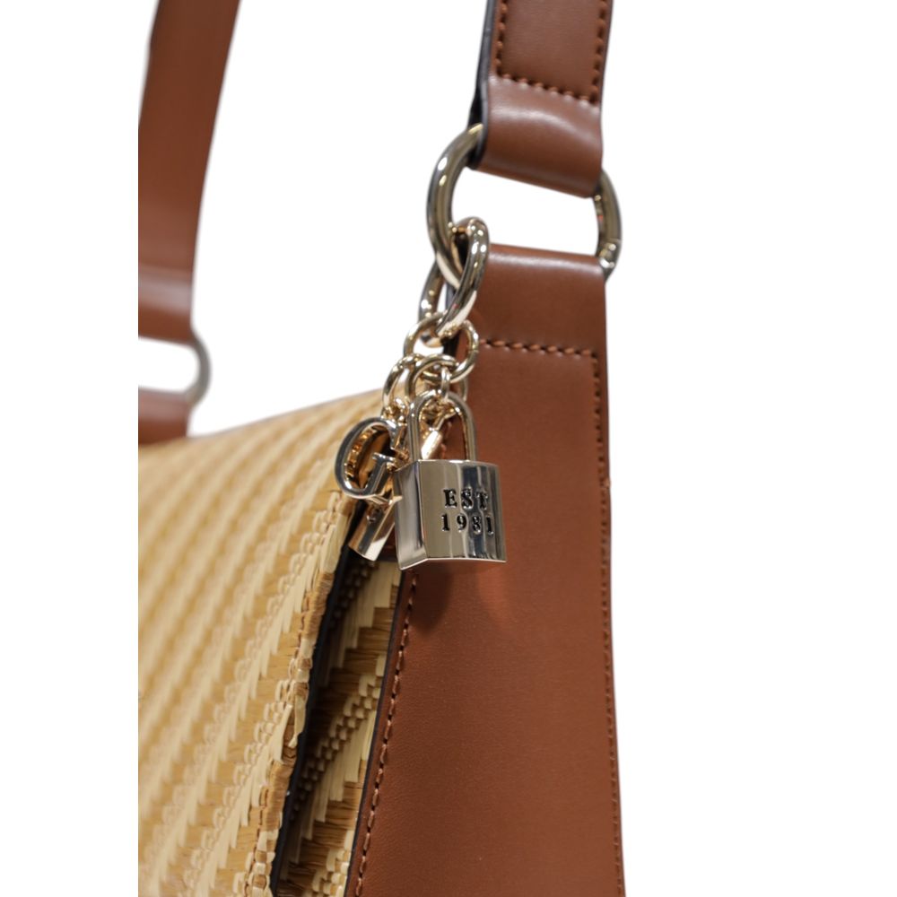 Sac à main Guess beige en polypropylène, vue de face avec détails du design et poignées visibles.
