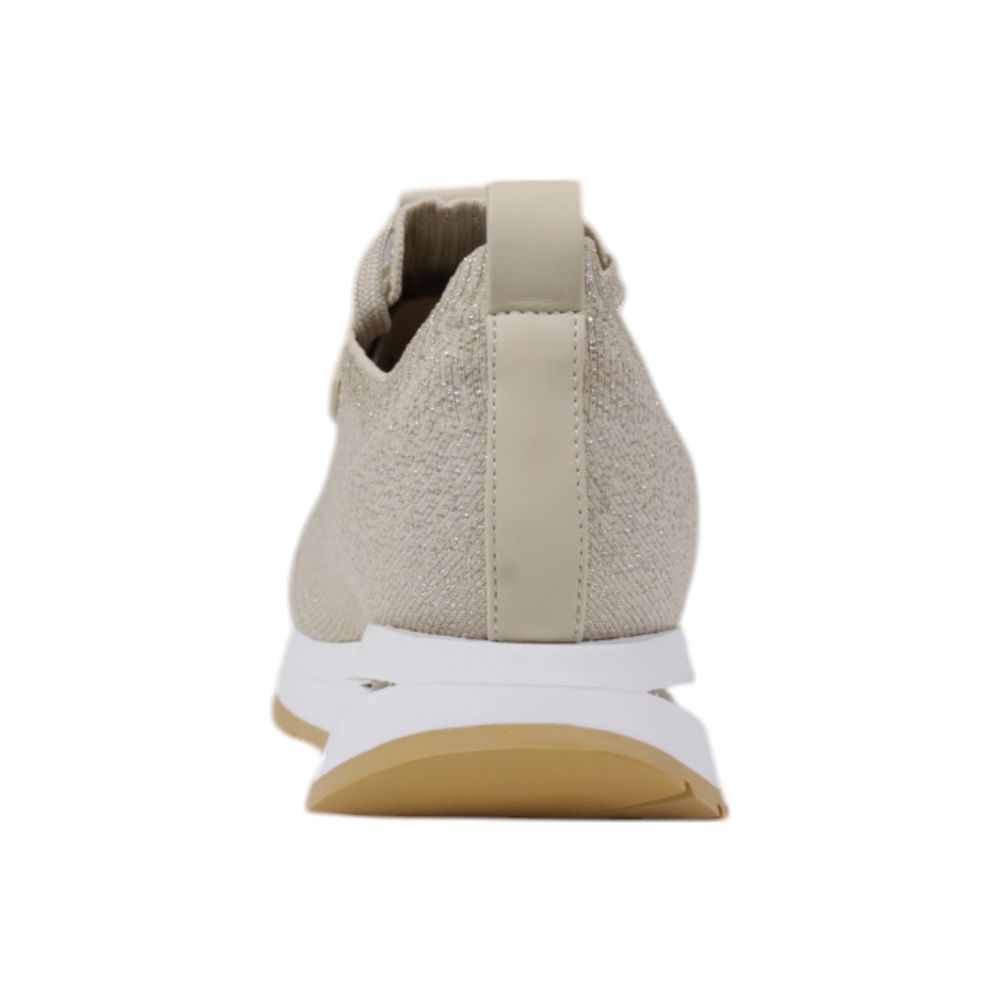 Chaussures basses Guess en polyester beige, sneakers décontractés pour femme avec semelle blanche et design moderne.
