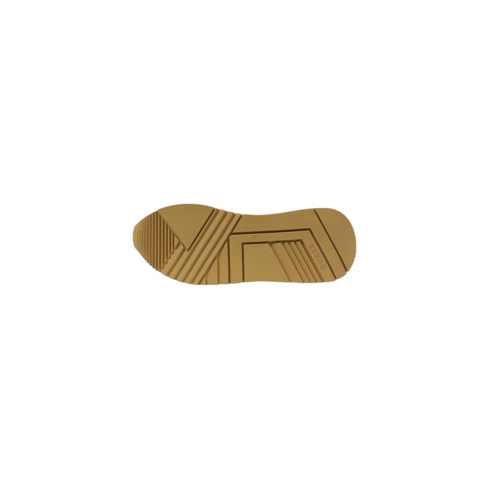Chaussures basses en polyester beige de Guess, sneakers tendance avec design épuré et semelle blanche visible.