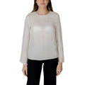 Chemisier en viscose crème Armani Exchange avec col élégant et manches longues, porté sur un mannequin.