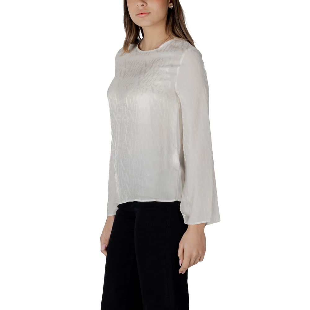 Blouse en viscose crème Armani Exchange, coupe fluide et élégante, portée avec manches longues et col en V pour un style chic.