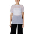 T-shirt blanc en polyamide de la marque Armani Exchange, coupe classique, visible sur le mannequin.