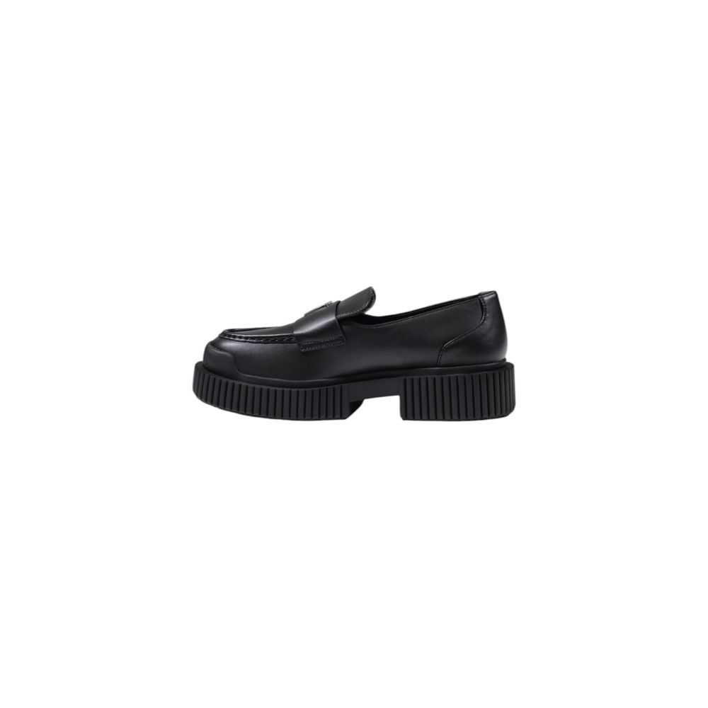 Chaussures à talons plateforme en cuir noir Armani Exchange, élégantes et modernes, visibles dans l'image.