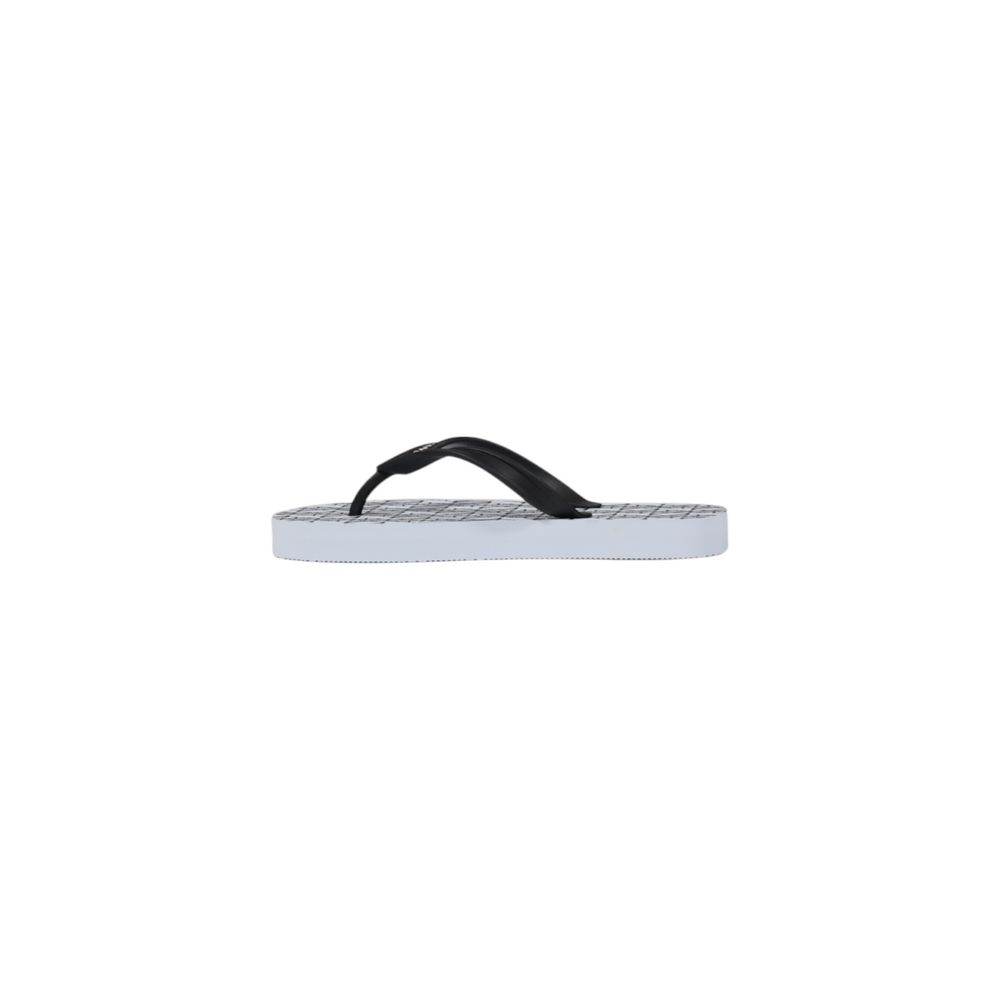 Tongs en caoutchouc blanches de la marque Armani Exchange, sandales de plage ou détente, avec logo visible.