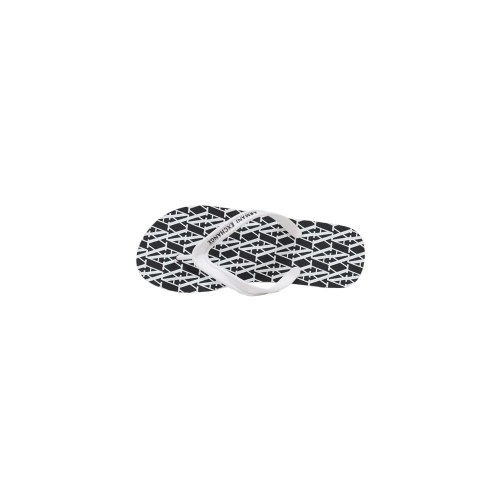 Sandales en caoutchouc noires et blanches Armani Exchange, tongs confortables pour l'été, vues sous un angle en gros plan