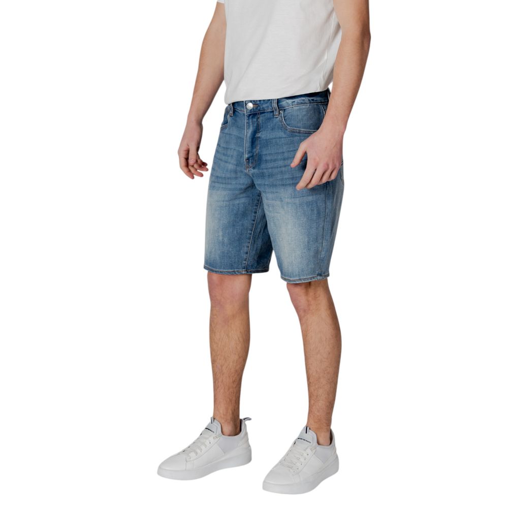 Shorts bermuda en polyester bleu de la marque Armani Exchange, vue de face, détail du tissu et de la coupe.