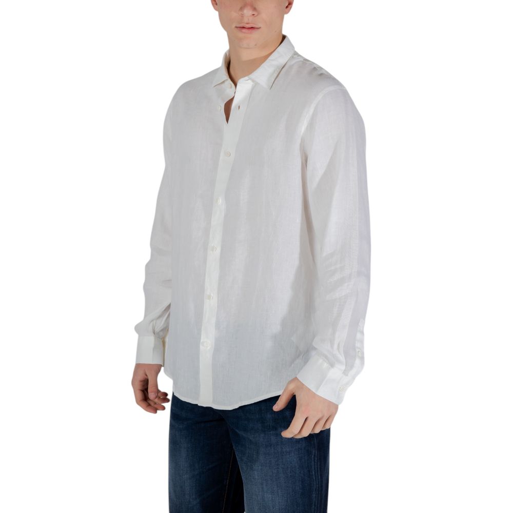 Chemise blanche en lin Armani Exchange pour homme, détail du col et des boutons, élégante et légère.