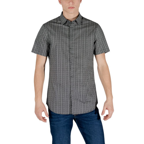 Chemise Armani Exchange en coton noir à manches courtes, vue détaillée du tissu et du style élégant.