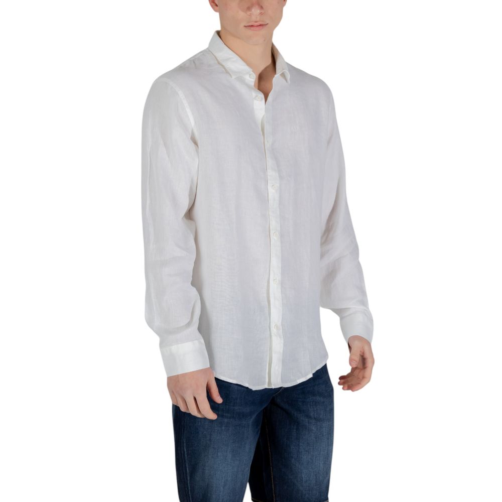 Chemise en lin blanche Armani Exchange pour homme, col classique et boutons, tissu léger et élégant.