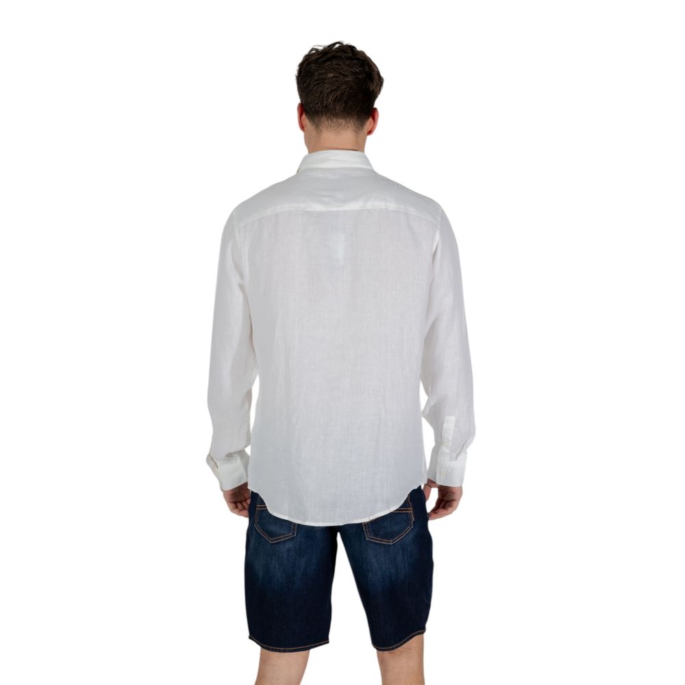 Chemise blanche en lin Armani Exchange, vue de face, détails du col et des boutons, tissu léger et élégant.