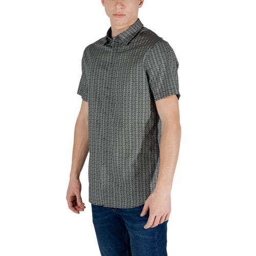 Chemise à manches courtes en coton noir de la marque Armani Exchange, vue détaillée du haut de la chemise.