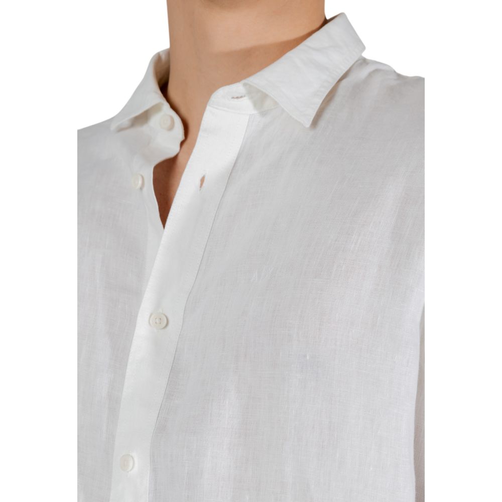 Chemise blanche en lin Armani Exchange pour homme, veste élégante avec col et boutons visibles.