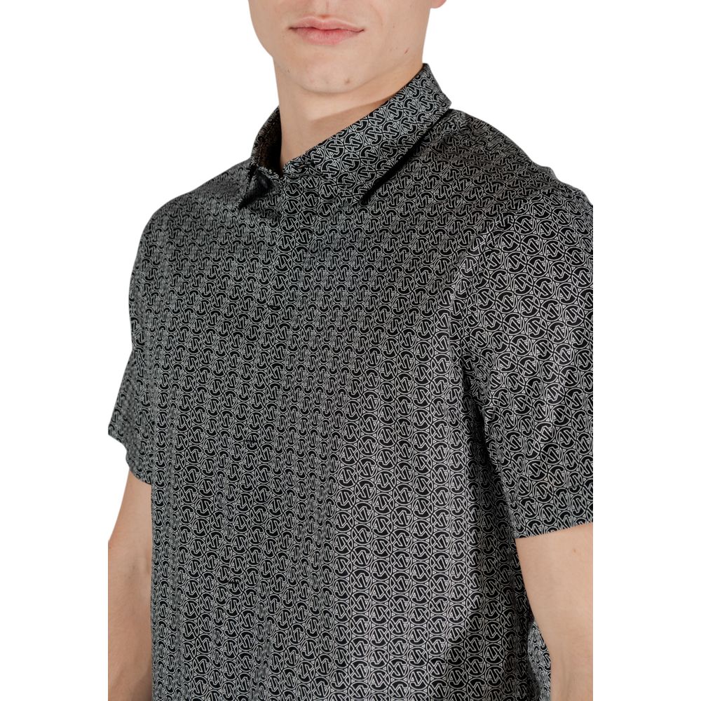 Chemise à manches courtes en coton noir Armani Exchange, vue de face, détails du col et du tissu visible.