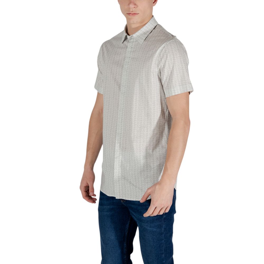Chemise Armani Exchange en coton crème à manches courtes, vue de face, détails du col et du tissu.
