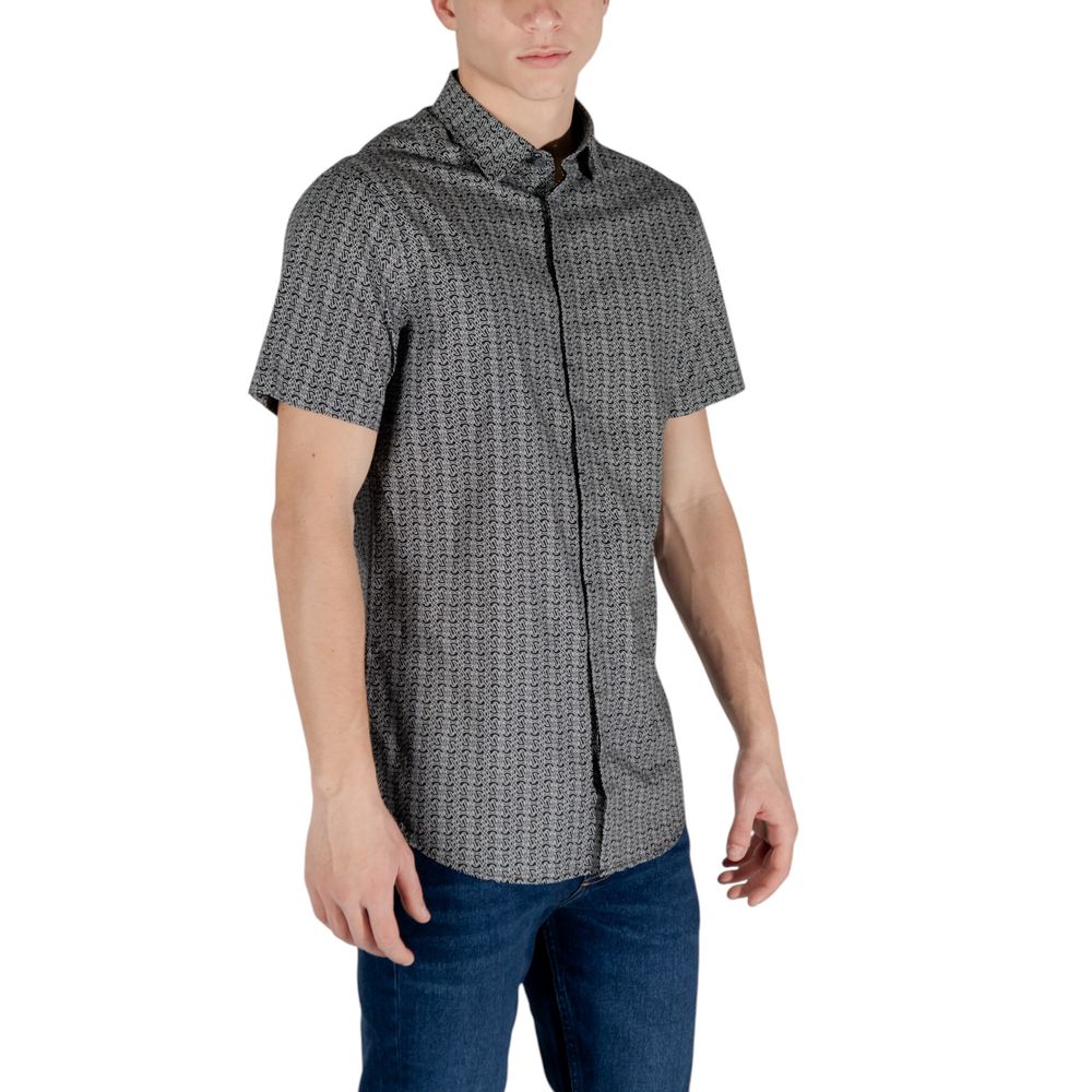 Chemise à manches courtes en coton noir Armani Exchange, vue de face, avec col classique et logo discret.