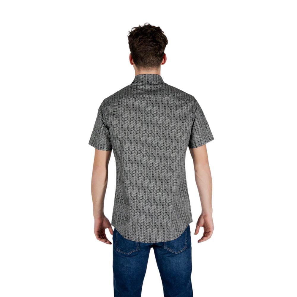 Chemise Armani Exchange noire en coton à manches courtes, vue de face, avec col classique et boutons visibles.