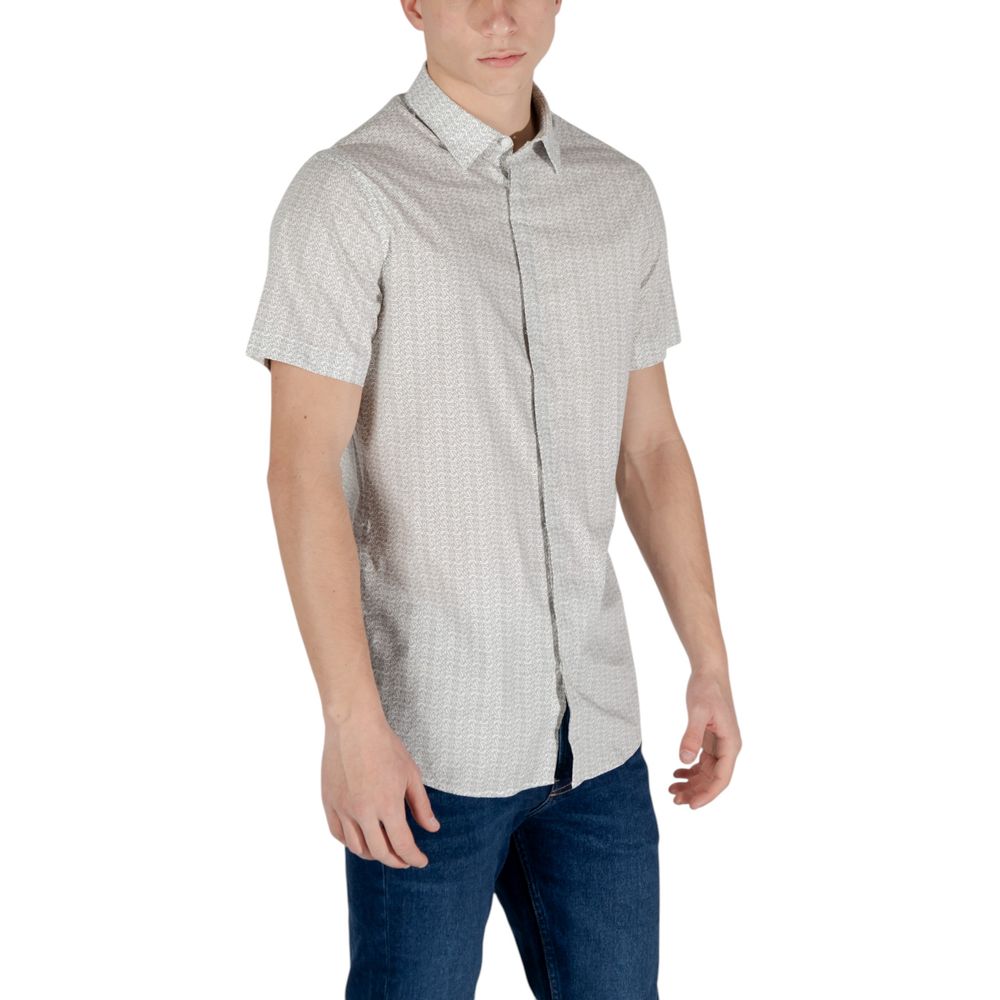 Chemise à manches courtes en coton crème Armani Exchange, style décontracté et élégant, visible avec col et boutons.
