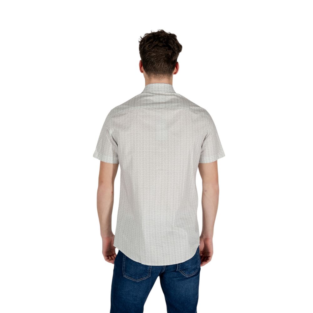 Chemise en coton crème à manches courtes Armani Exchange, élégante et légère, portée sur un mannequin.
