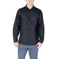 Chemise en coton bleu Armani Exchange, vue détaillée du tissu et du col, style décontracté élégant.