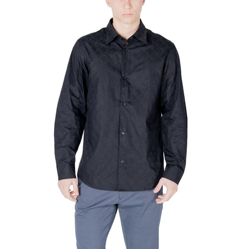Chemise en coton bleu Armani Exchange, vue détaillée du tissu et du col, style décontracté élégant.
