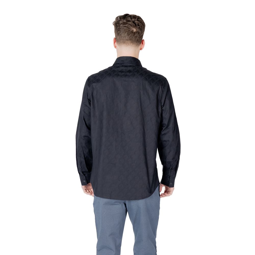 Chemise en coton bleu Armani Exchange, vue détaillée du tissu et du col, parfaite pour un style décontracté élégant.