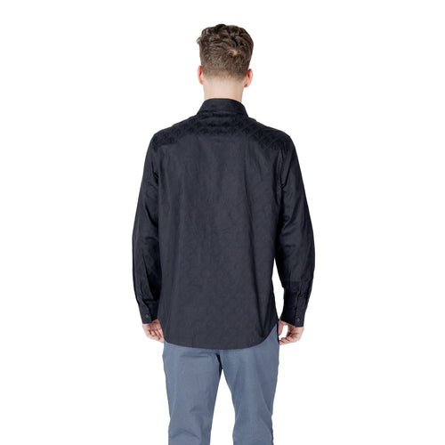 Chemise en coton bleu Armani Exchange, vue détaillée du tissu et du col, parfaite pour un style décontracté élégant.