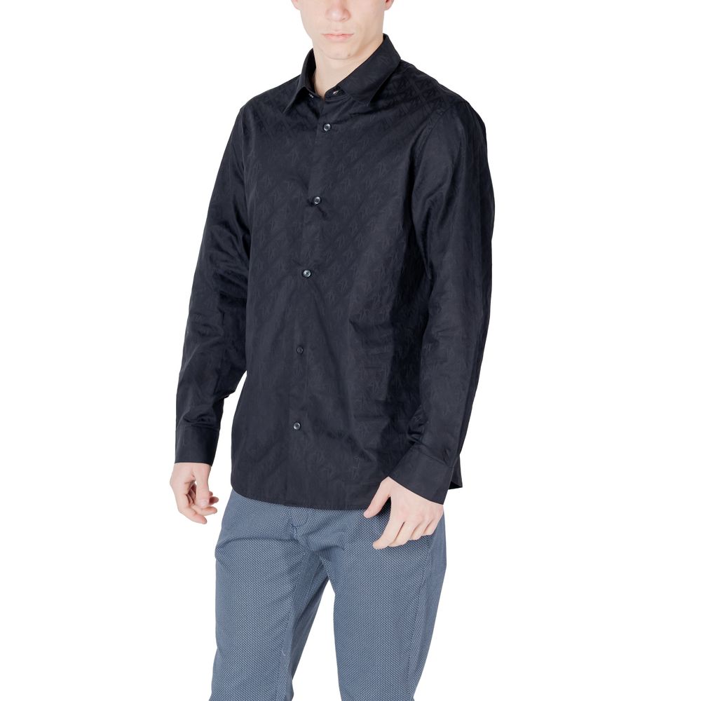Chemise en coton bleu Armani Exchange, vue de face, avec col classique et boutons sur le devant, pour un look élégant.