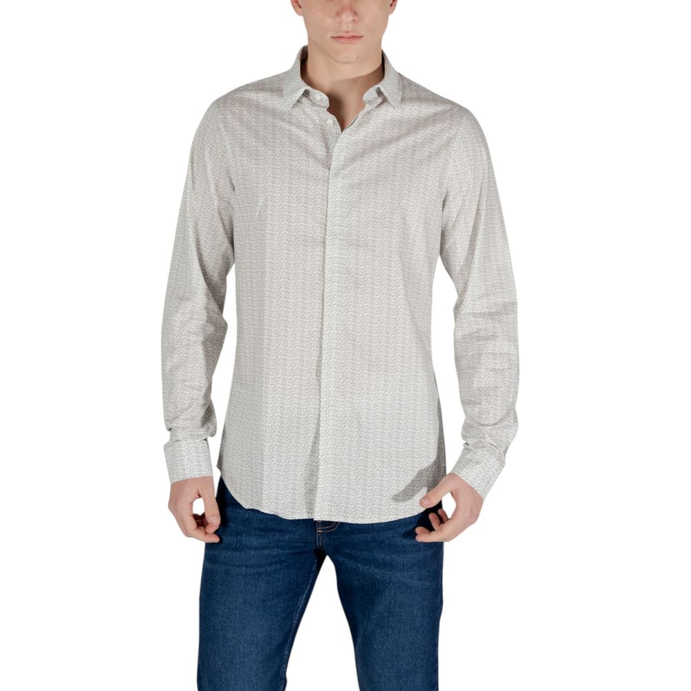 Chemise en coton crème à motif de la marque Armani Exchange, avec col et boutons visibles.