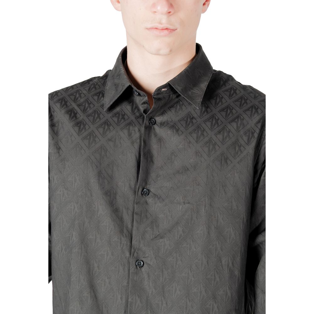 Chemise noire en coton Armani Exchange pour homme, détail du col et des boutons, style élégante et moderne.
