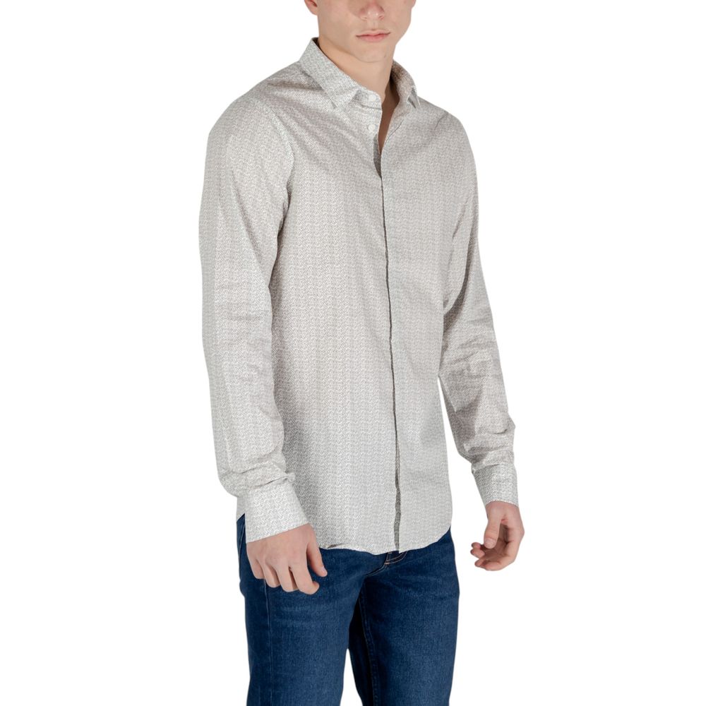 Chemise en coton crème à motif de la marque Armani Exchange, détails visibles sur le tissu et la coupe.
