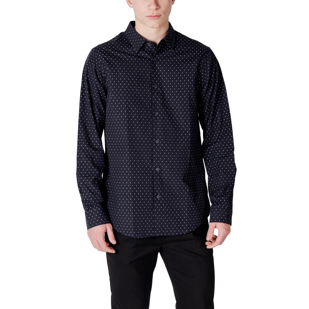 Chemise en coton bleue à motif de la marque Armani Exchange, avec col et manches longues visible sur l'image.