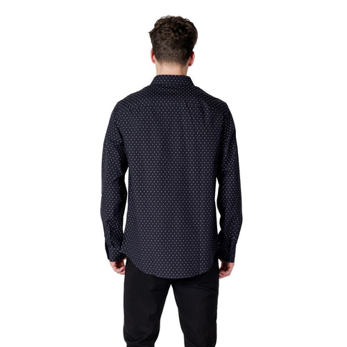 Chemise en coton bleue à motif Armani Exchange, détails visibles sur le tissu et la coupe élégante.