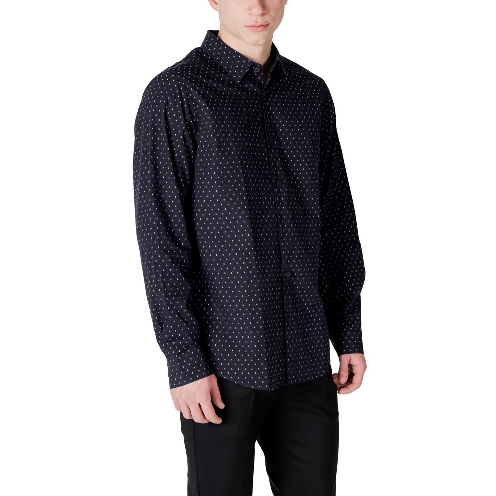 Chemise en coton bleu à motif Armani Exchange, vue détaillée du tissu et du design élégant.
